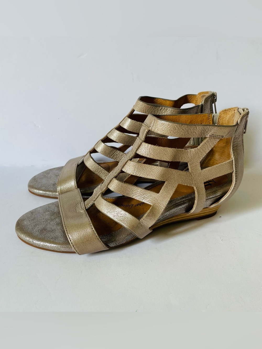 Sofft Women’s Metalic Gladiator Wedge Sandals Comfort Walking Shoes Size 7 M